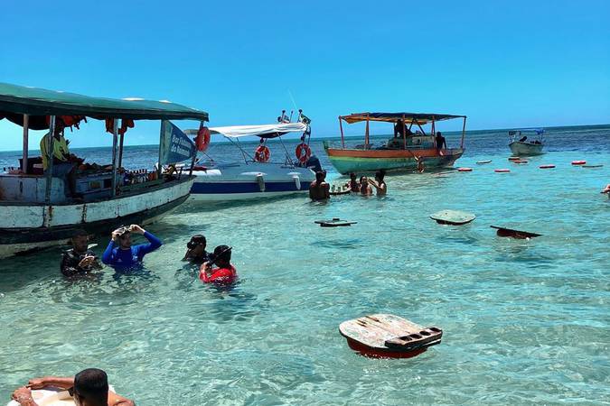 bar flutuante no meio das piscinas naturais de Moreré - foto @vibemorrodesp